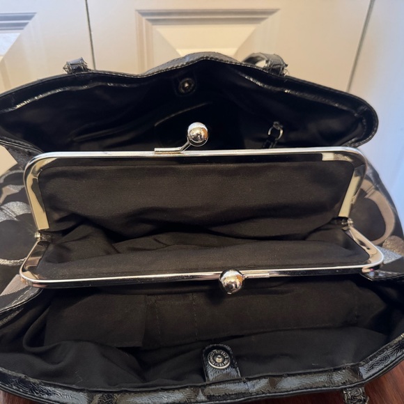 Authentic Coach F20427 Signature Kisslock Tote Black Gray Patent Trim - Picture 8 of 8